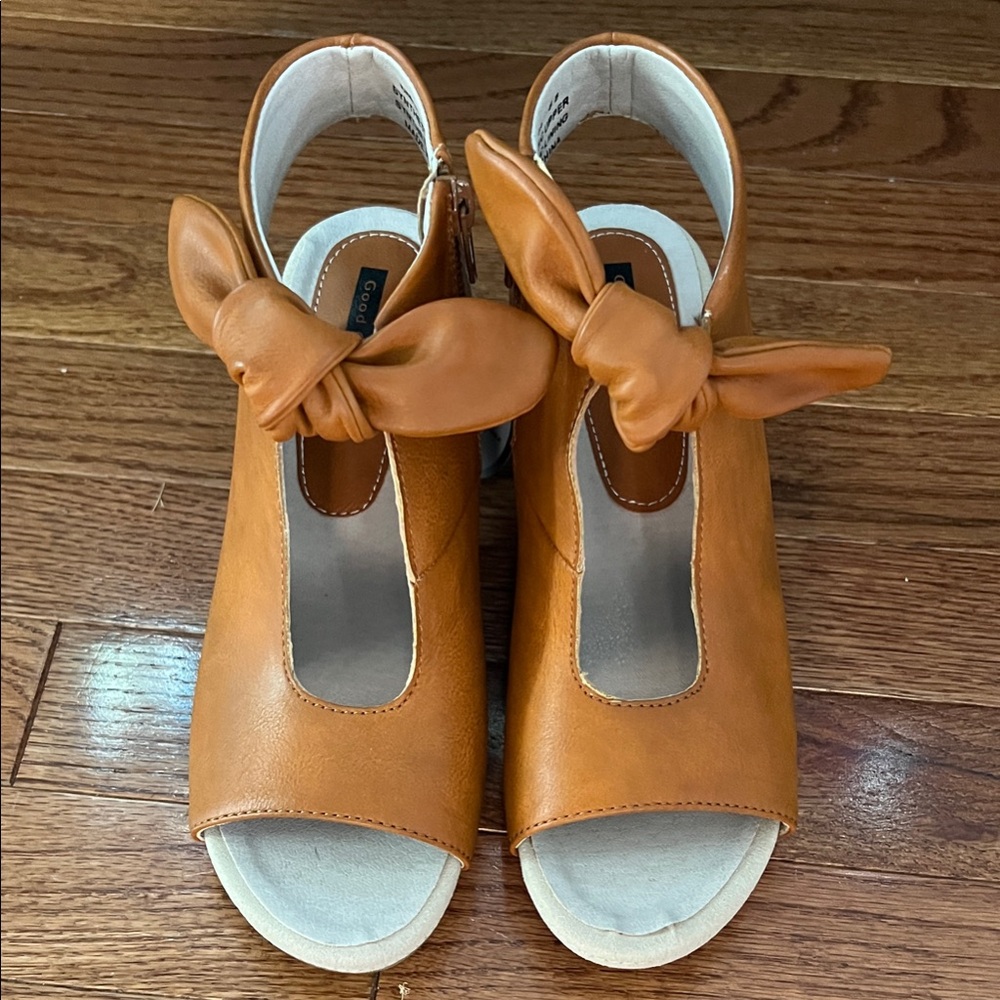 Elegant Women's Tan Leather Sandals with Bow